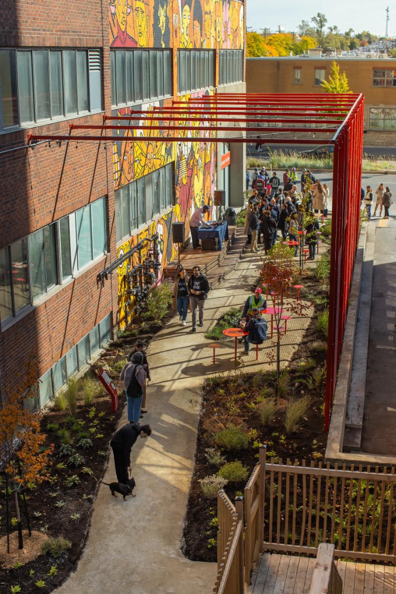 La Ruelle L’Oasis, entre le 333 et le 433, rue Chabanel Ouest — Inaugurée en octobre 2025. Propriété des Immeubles HS. Crédit : Emilie Delorme