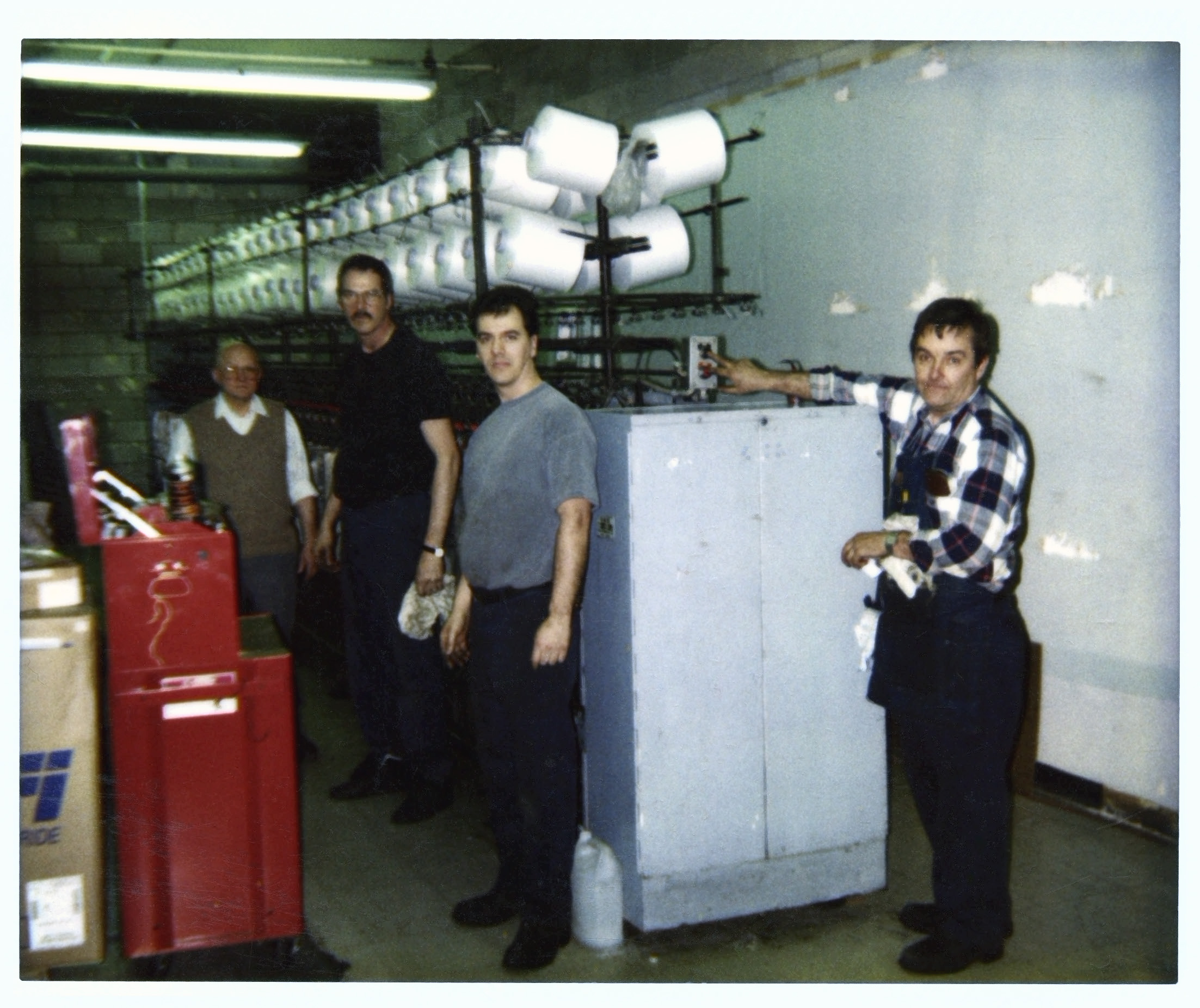 Travailleurs de Cansew. ca 1990.
— Source : Société d’histoire d’Ahuntsic-Cartierville, Collection Cansew.