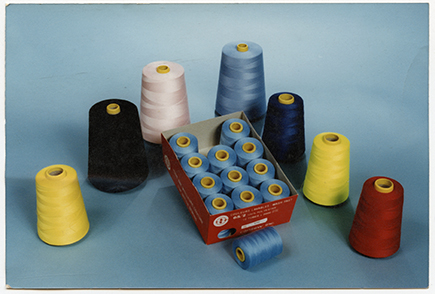 Fils à coudre produits chez Cansew. 1980-1990. 
— Source : Société d’histoire d’Ahuntsic-Cartierville, Collection Cansew.