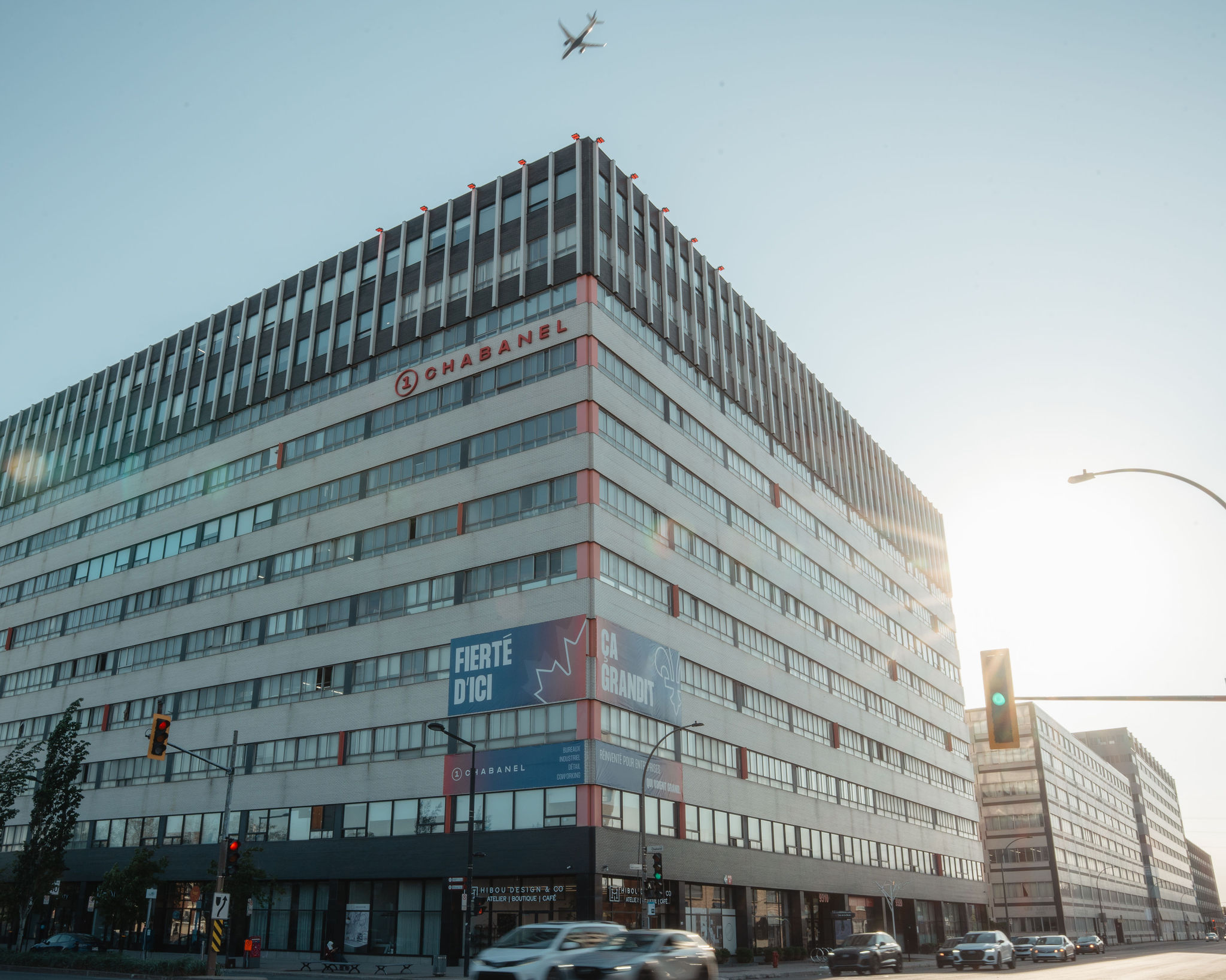 Building located at 9310 Saint-Laurent Boulevard, where the company Big Bang is located today. Its founder, Gabriel Tupula, started out on Louvain Street in the District Central. Photo: Branden Desormeau