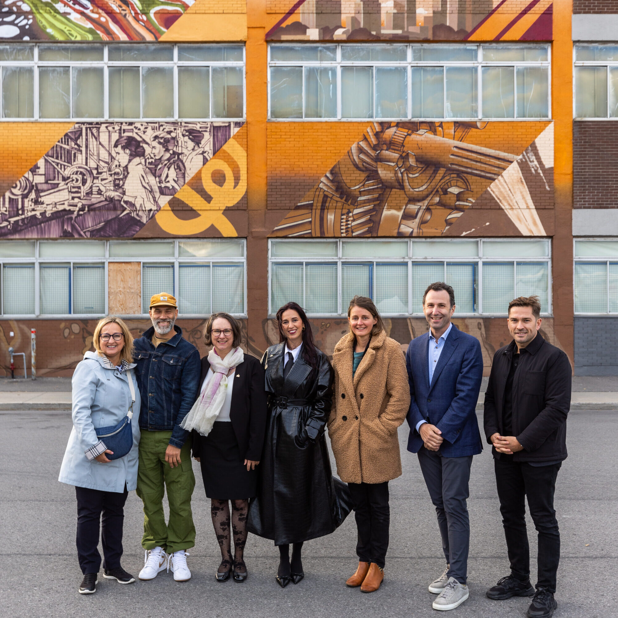 Hélène Veilleux de la SDC District Central, l’artiste Ankhone, la mairesse d’Ahuntsic-Cartierville, Émilie Thuillier, l’artiste Amelia Hadouchi, la conseillère du district de Saint-Sulpice, Julie Roy, Lorne Lieberman et Frédérick Lizotte de AEDN.