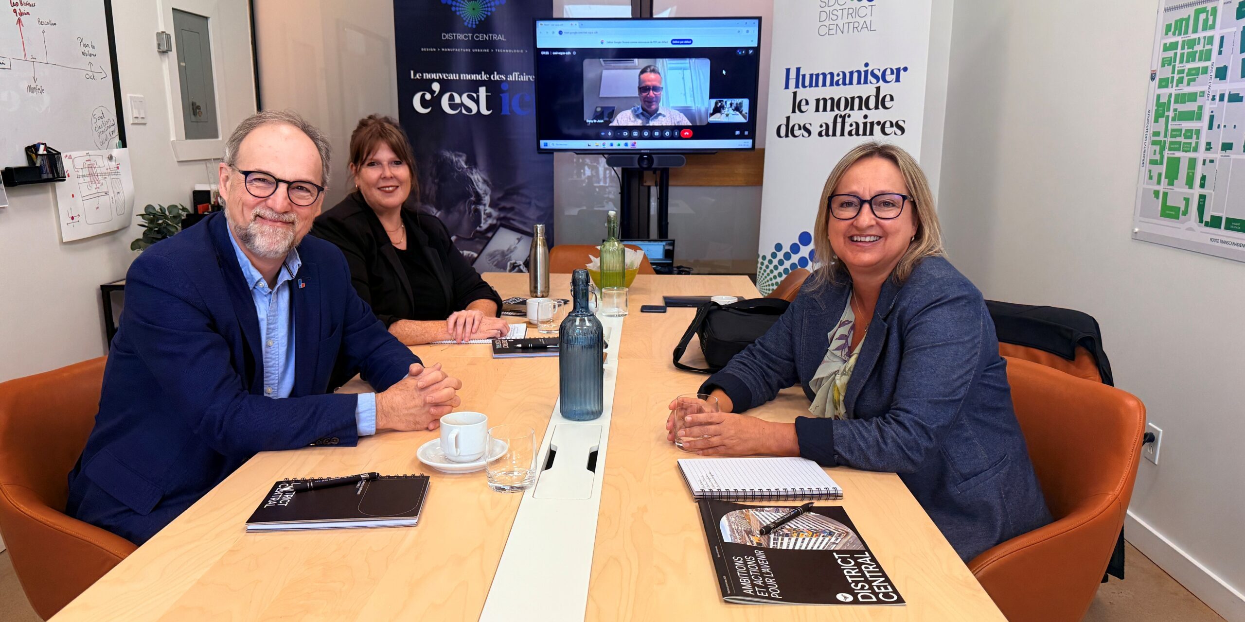 Rencontre avec André Albert Morin, Parti libéral du Québec – 16 septembre
Légende : De gauche à droite : André Albert Morin (candidat pour le Parti libéral du Québec), Geneviève Dufour (directrice générale adjointe, SDC), Dany St-Jean à l’écran (consultant en affaires publiques pour la SDC) et Hélène Veilleux (directrice générale, SDC)