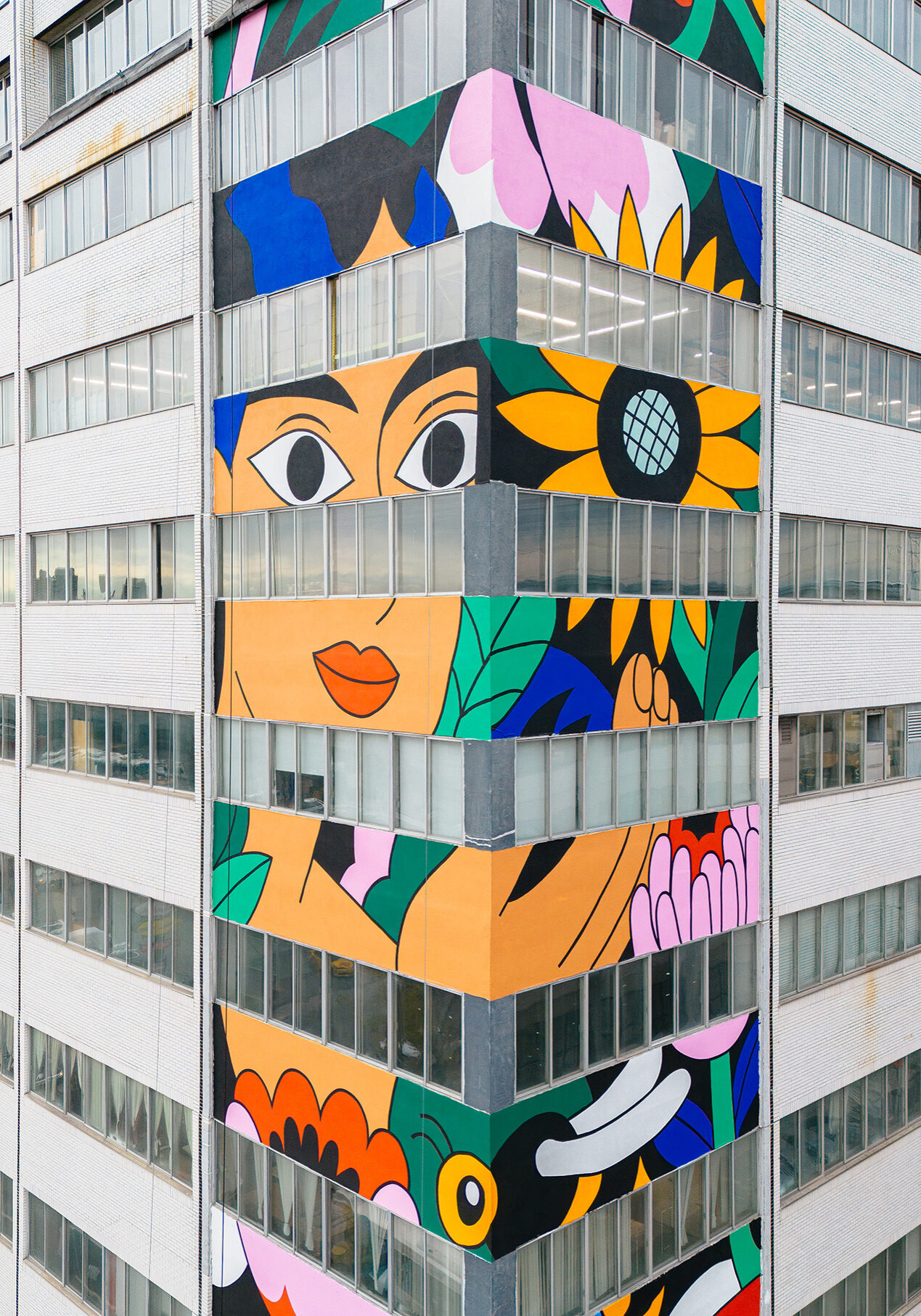 Murale signée Ligne de vie urbaine par l'artiste Dalkhafine au 9494 boulevard Saint-Laurent
