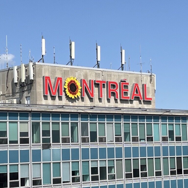 Le tournesol sur la façade de l'aéroport de Montréal